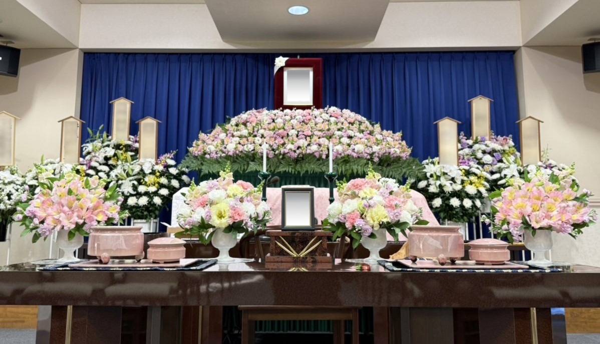 花祭壇の横顔と棺上花と焼香花 | ブログ | 藤沢の葬儀場ならメモリアル
