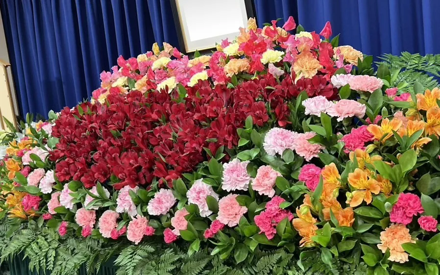 花祭壇の横顔と棺上花と焼香花