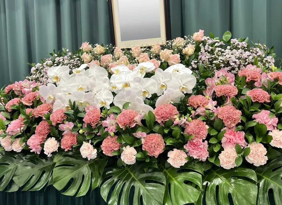 花祭壇の横顔と焼香花