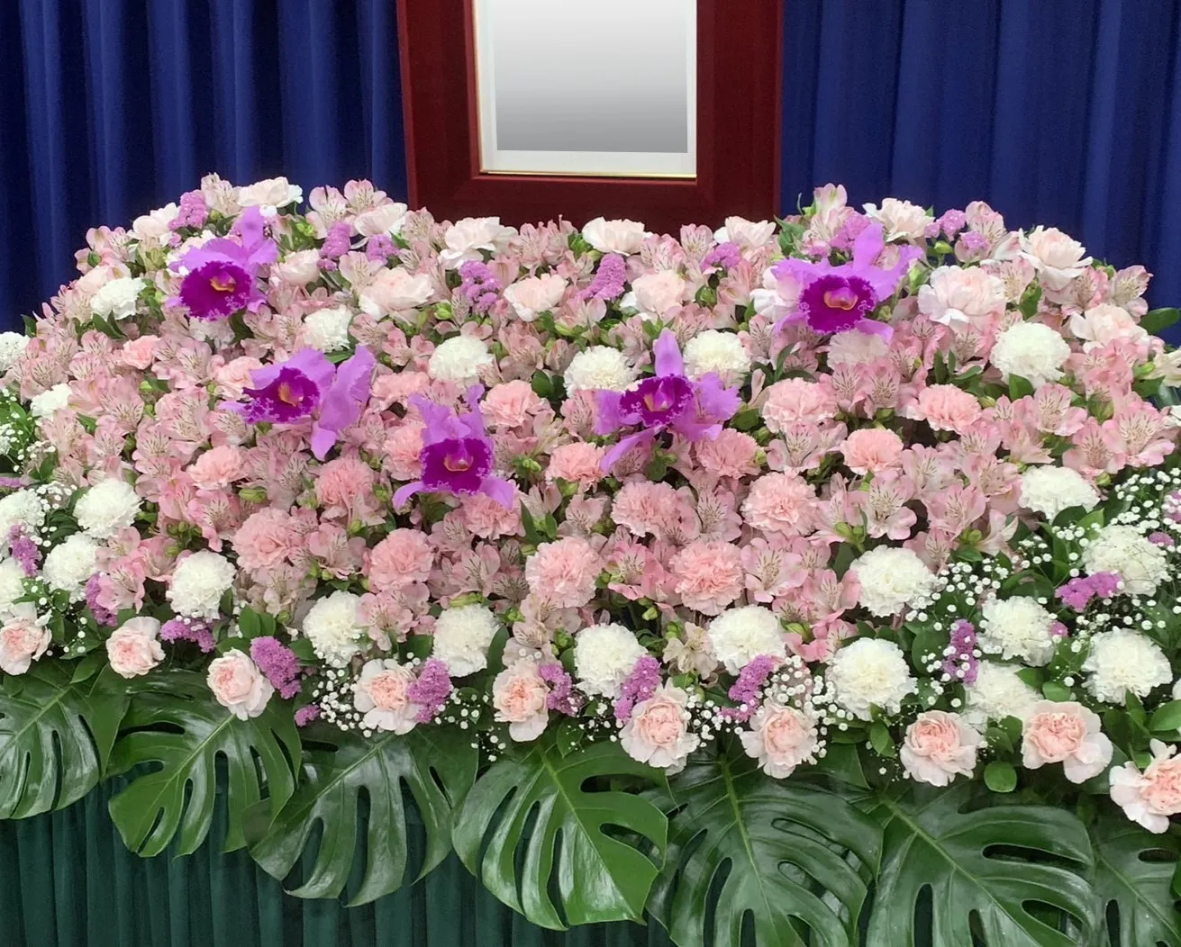 花祭壇の横顔と棺上花と焼香花