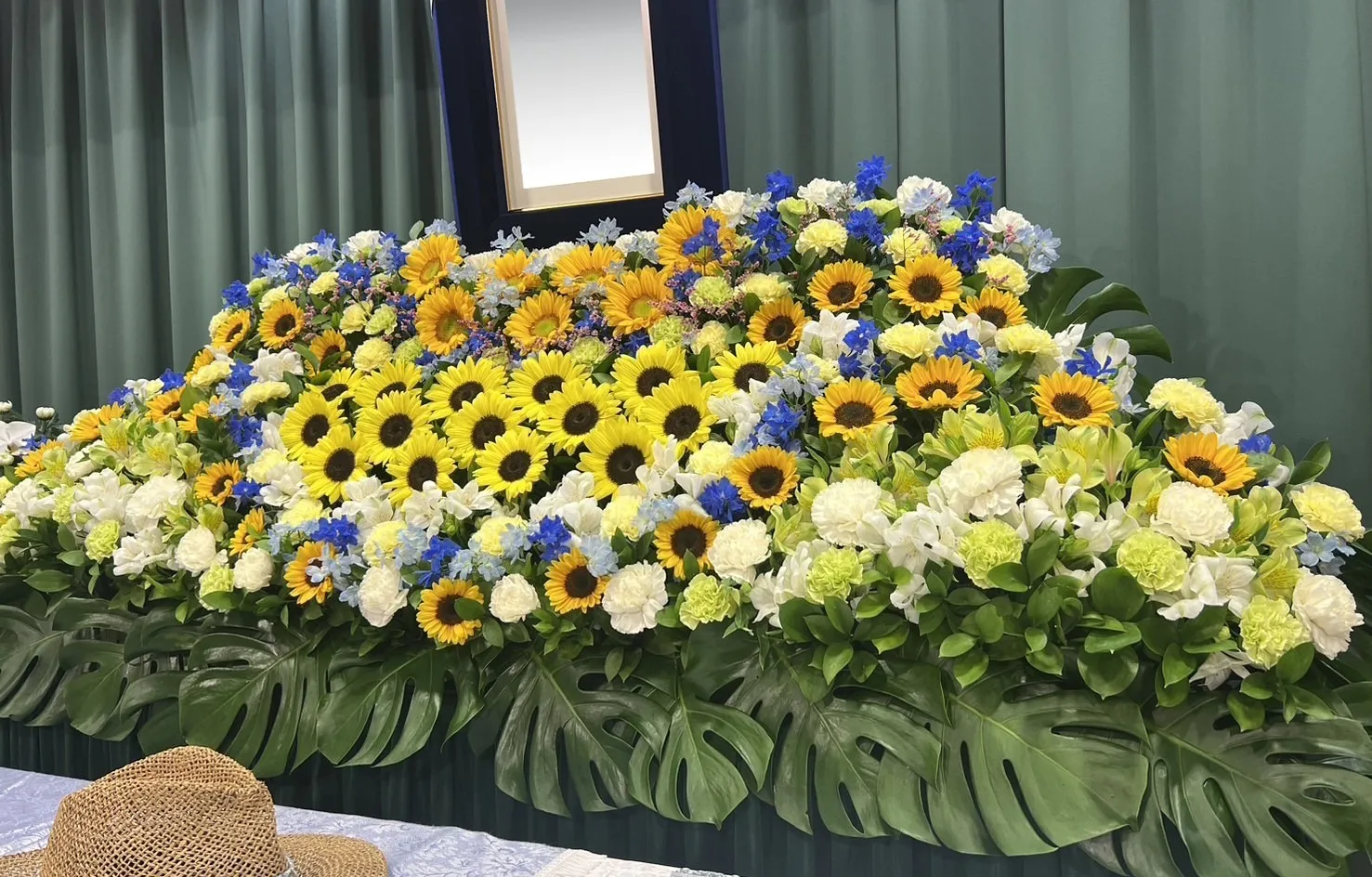 花祭壇の横顔と焼香花