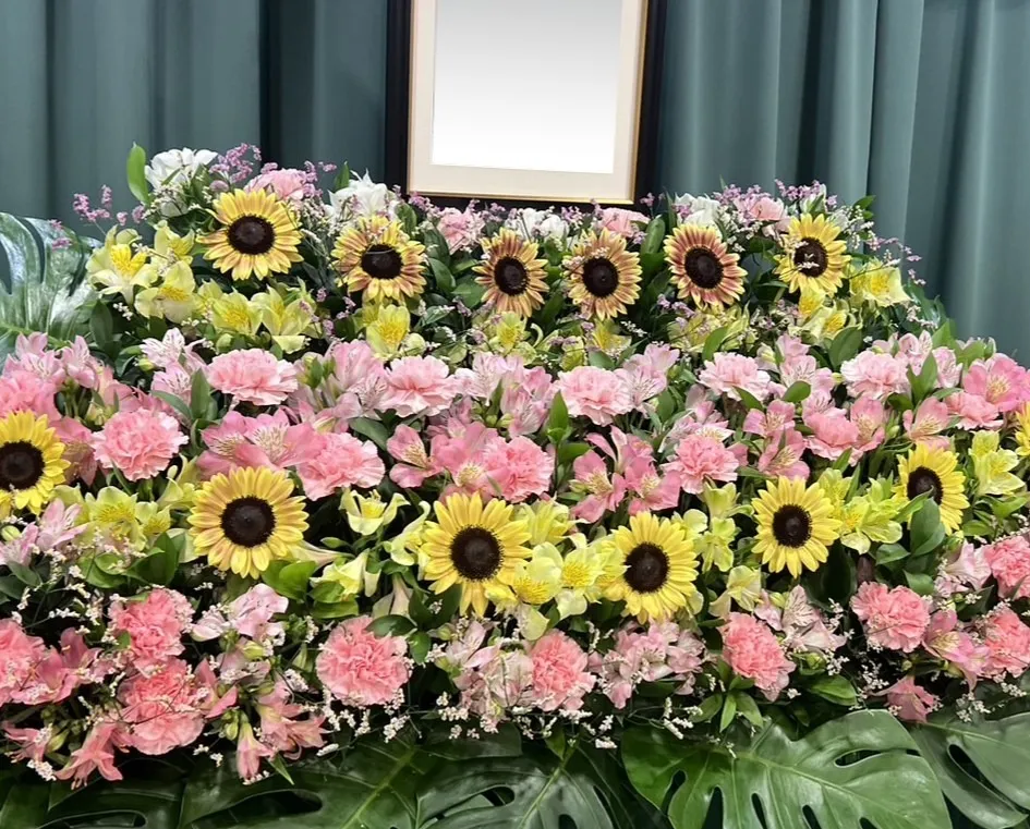 花祭壇の横顔と焼香花と花束