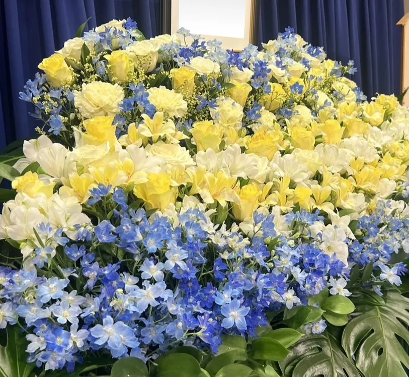 花祭壇の横顔と棺上花と焼香花