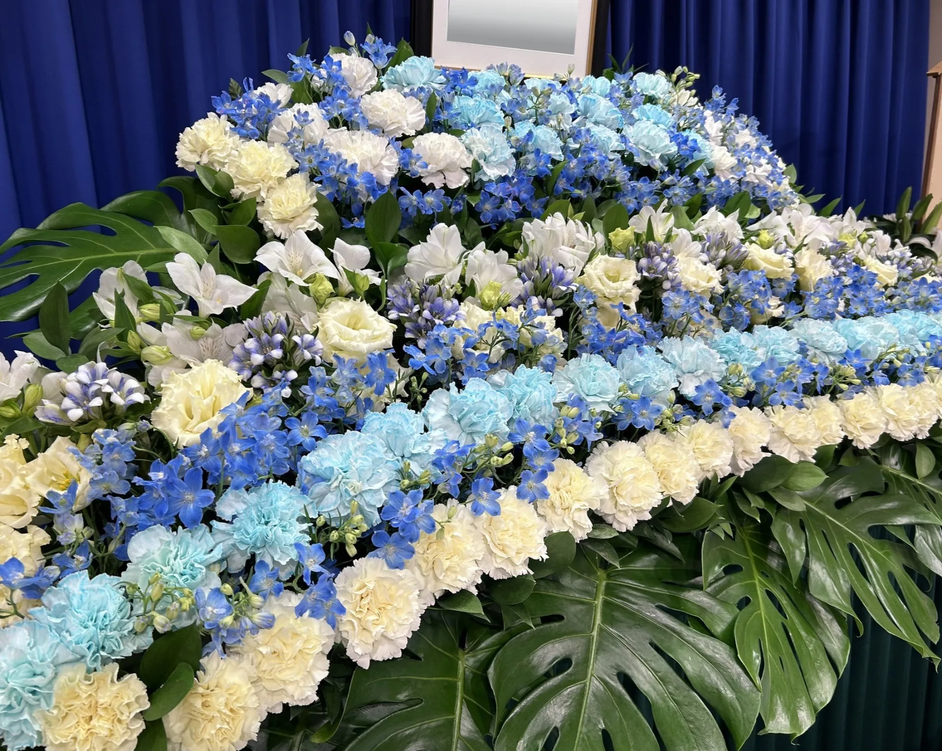 花祭壇の横顔と棺上花と焼香花