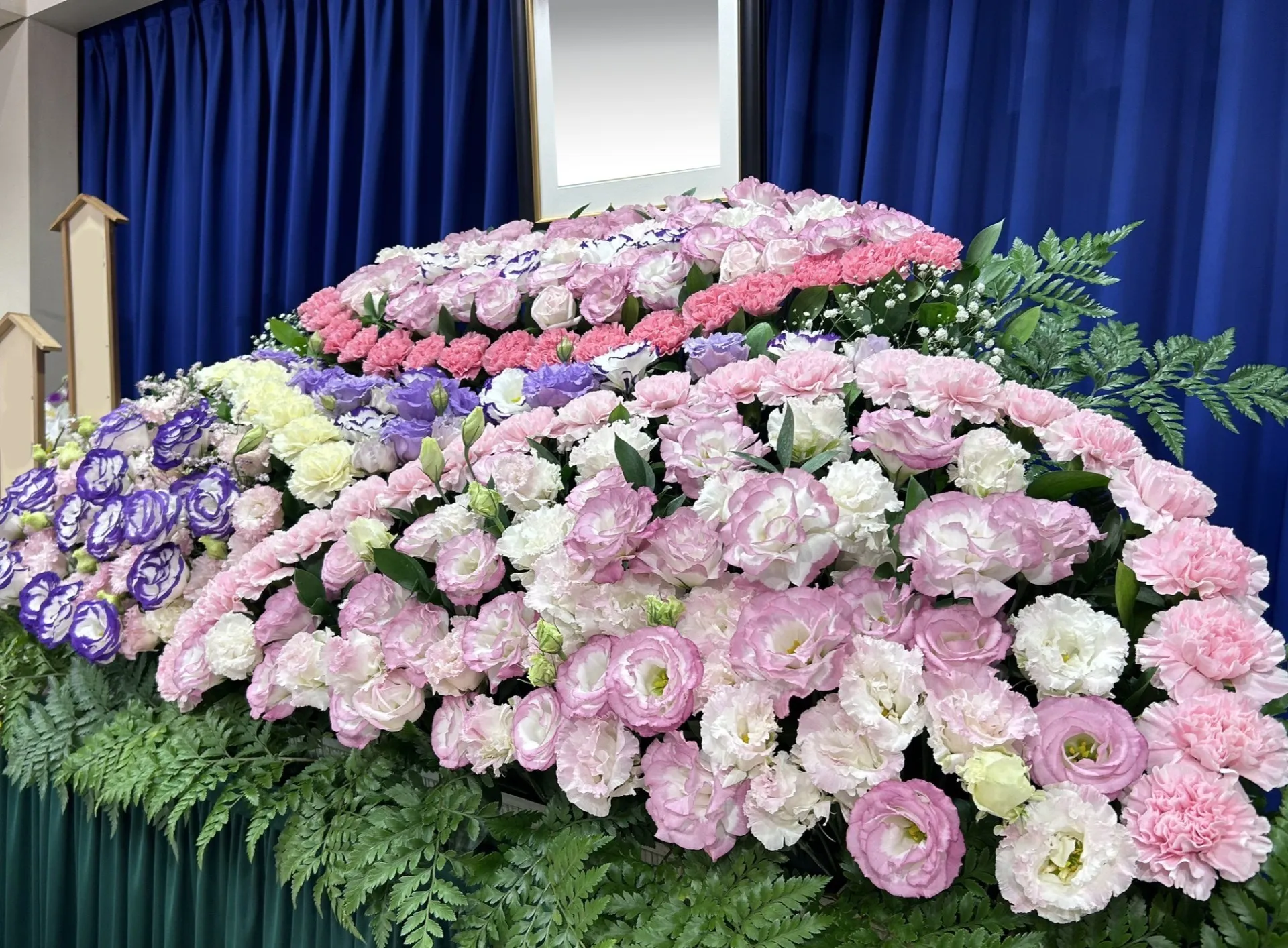 花祭壇の横顔と棺上花と焼香花