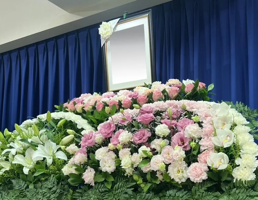 花祭壇の横顔と棺上花と焼香花