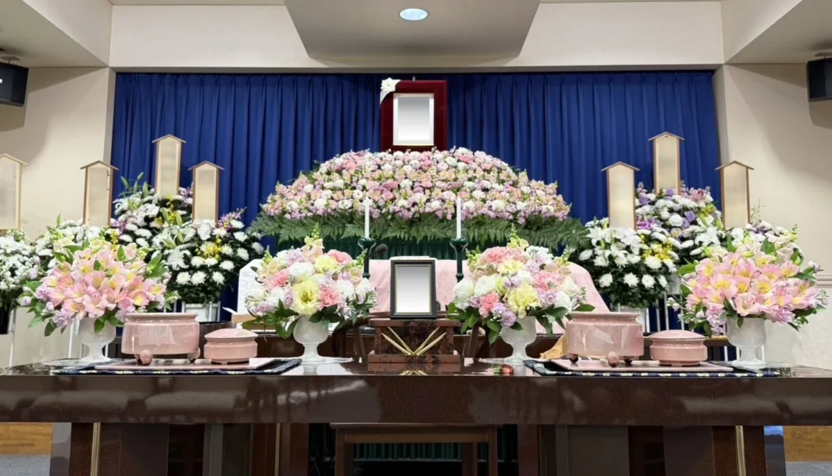 花祭壇の横顔と棺上花と焼香花