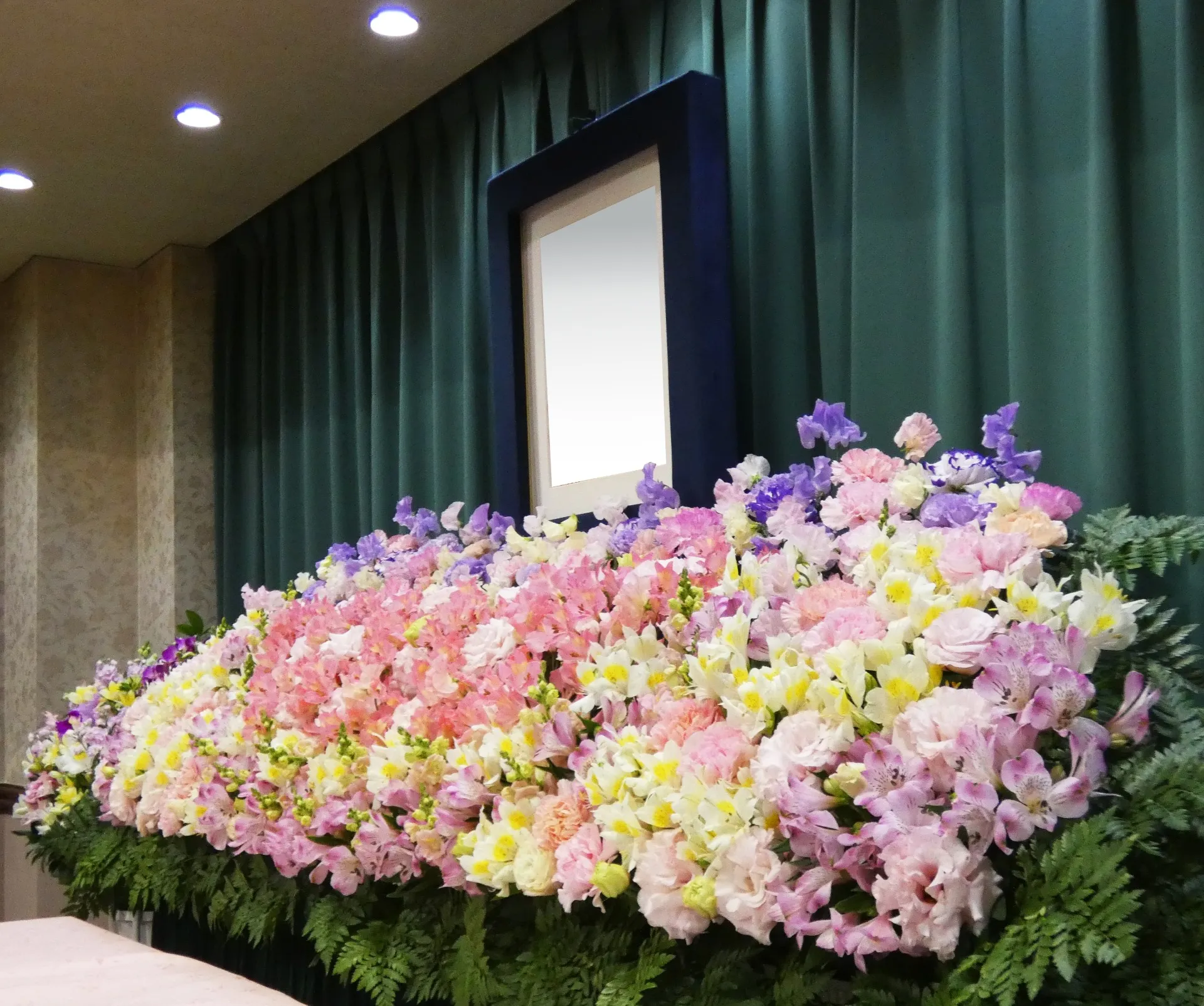 花祭壇の横顔と棺上花と焼香花